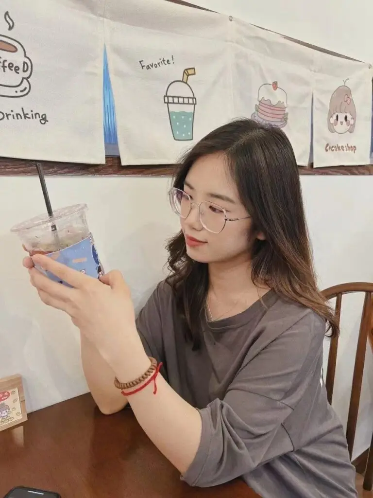 รูปหลุดทางบ้าน น้องแว่นโชว์หอย หมอยดก